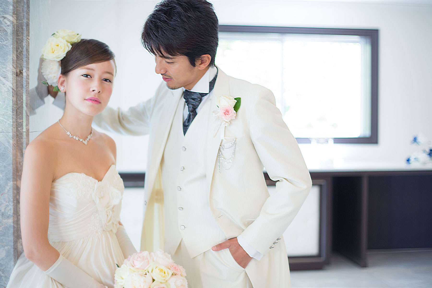 白い衣装で佇む新郎新婦