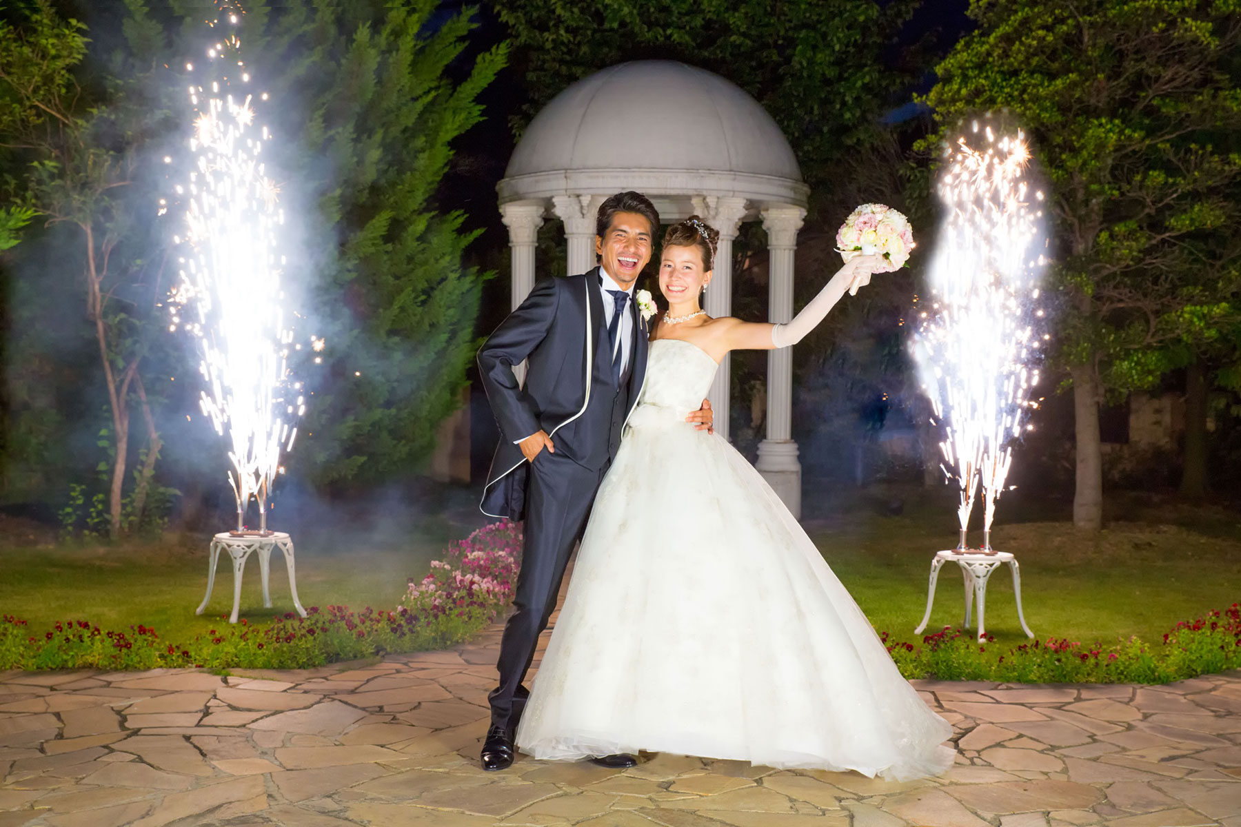 花火の間で笑う新郎新婦