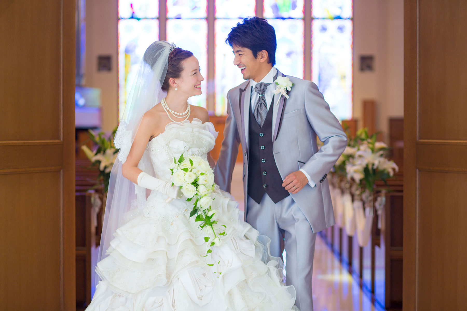チャペルで笑顔を交わす新郎新婦