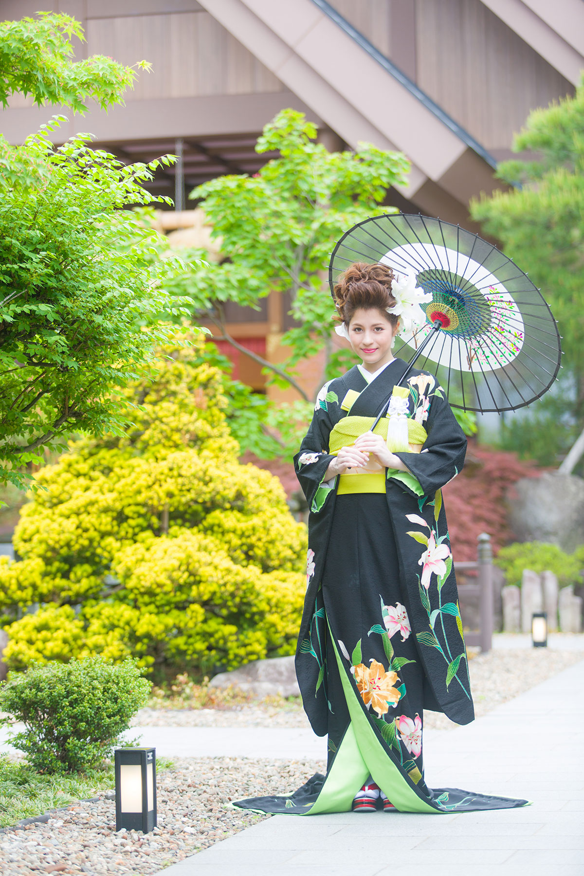 和傘を持つ色打掛姿の花嫁