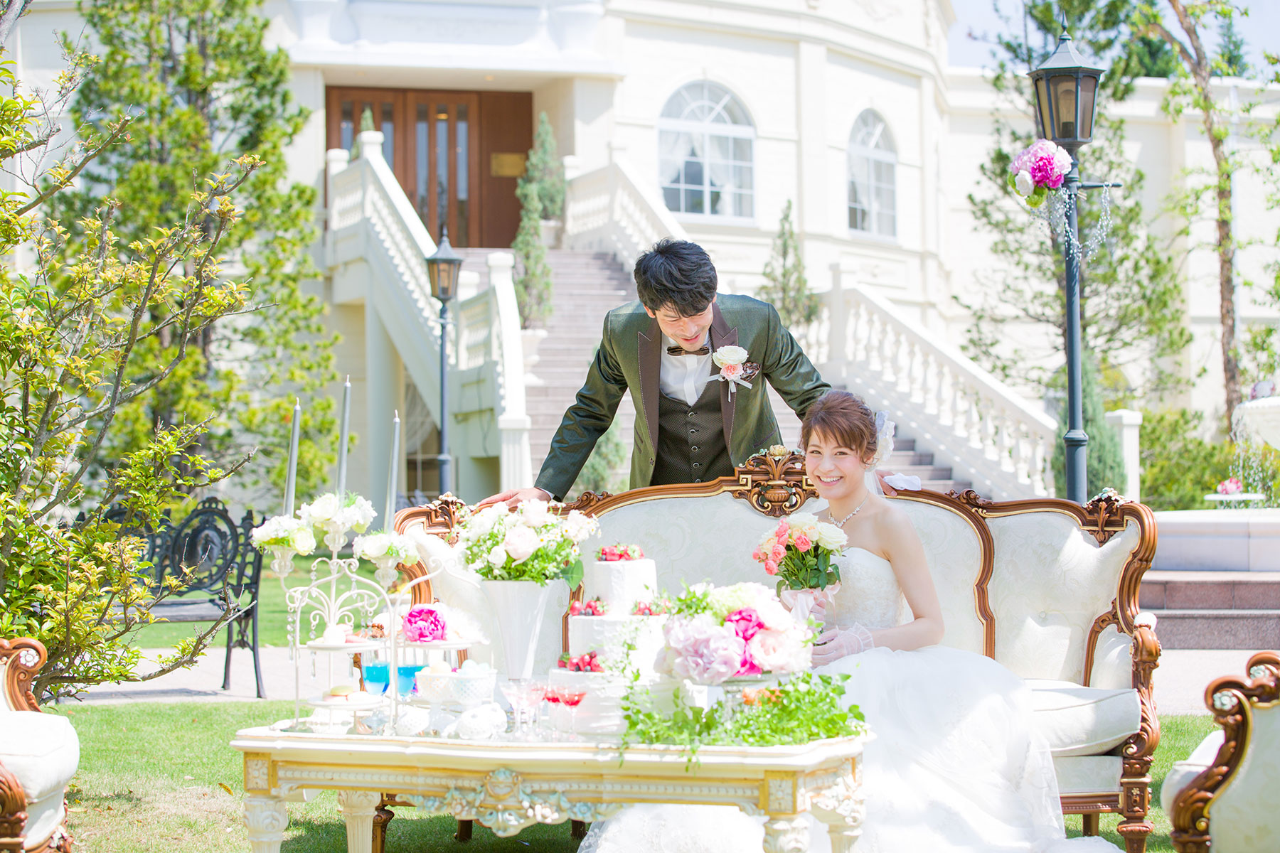 ガーデンのソファで過ごす新郎新婦