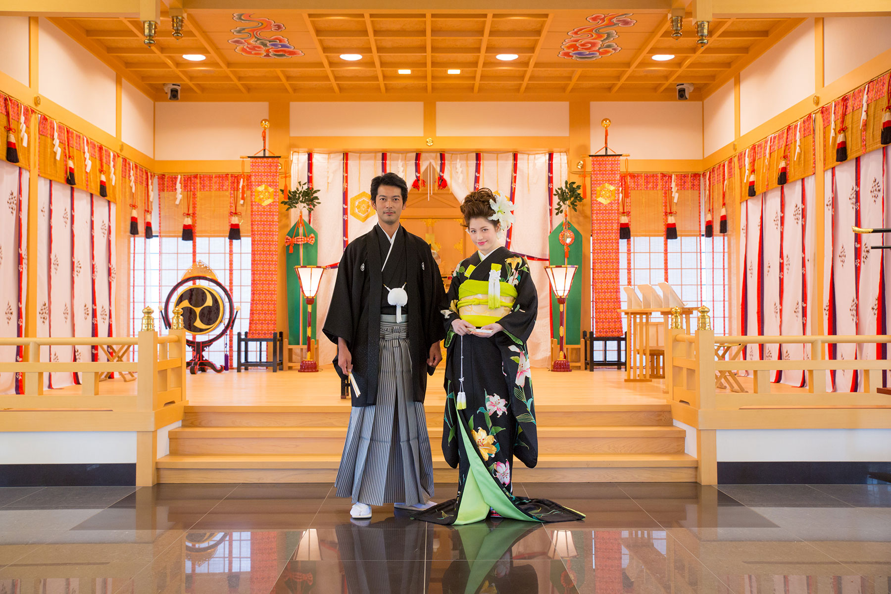 出雲神殿に立つ和装の新郎新婦
