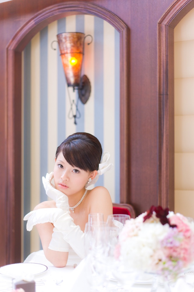ダイニングテーブルに佇む花嫁