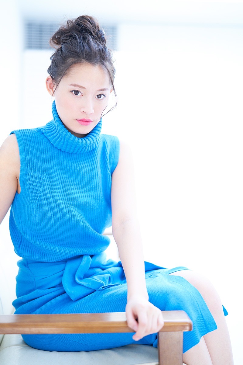 椅子に腰掛けた女性の全身ポートレート