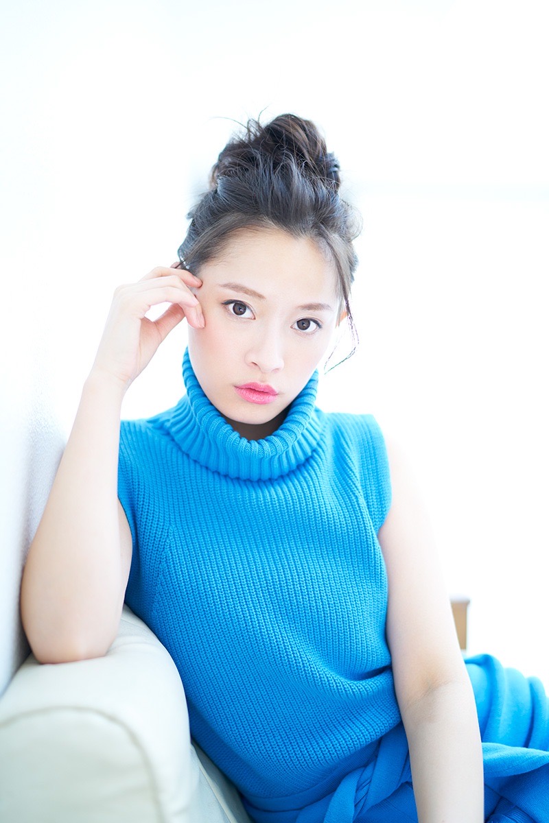 ソファにもたれた女性のポートレート