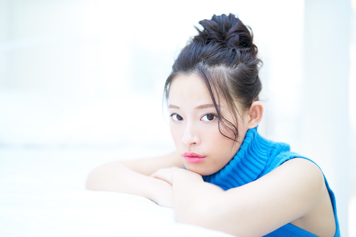 腕を重ねてこちらを見る女性のポートレート
