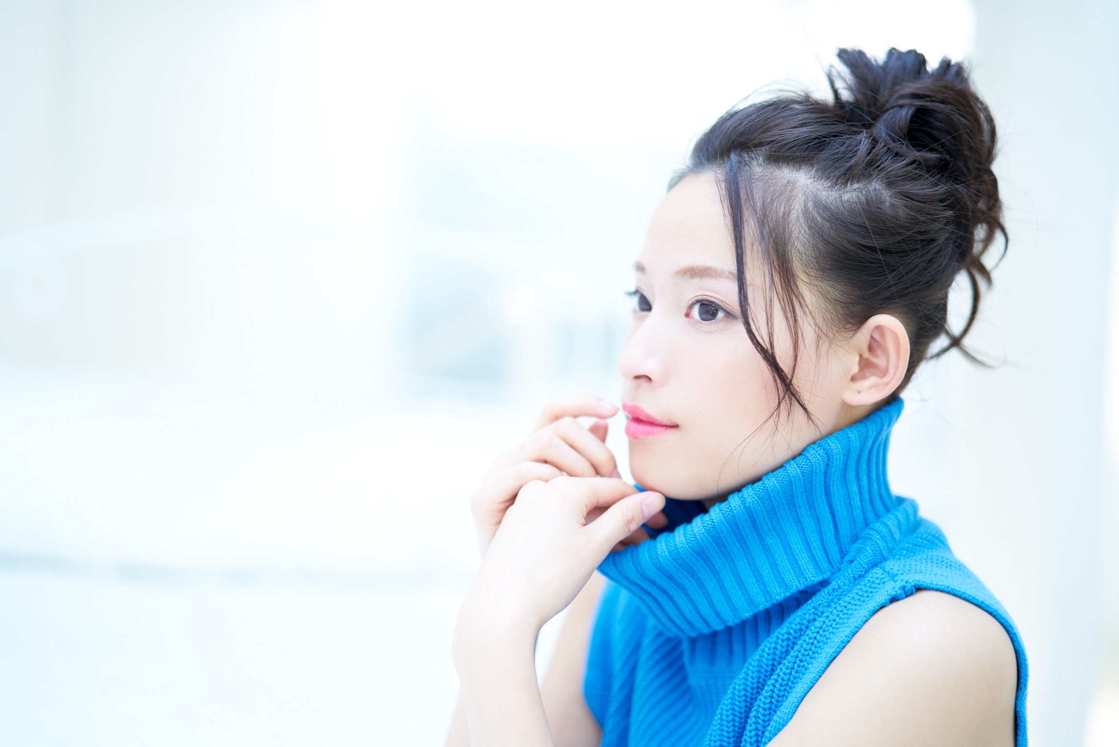 ブルーの衣装をまとった女性のポートレート