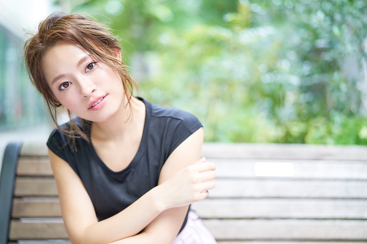 ベンチでこちらを見る女性のポートレート