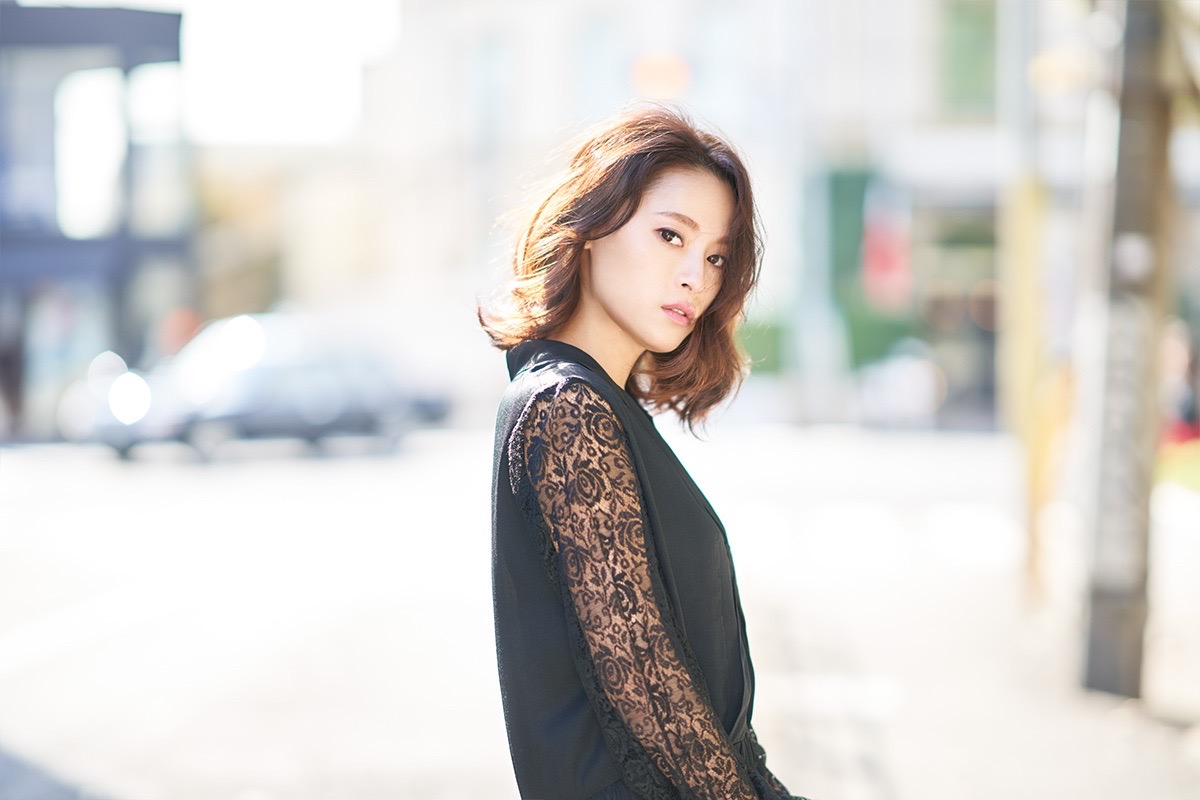 黒いレースの衣装をまとった女性のポートレート