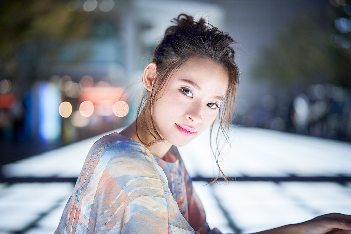 夜の光を背景にした女性のポートレート