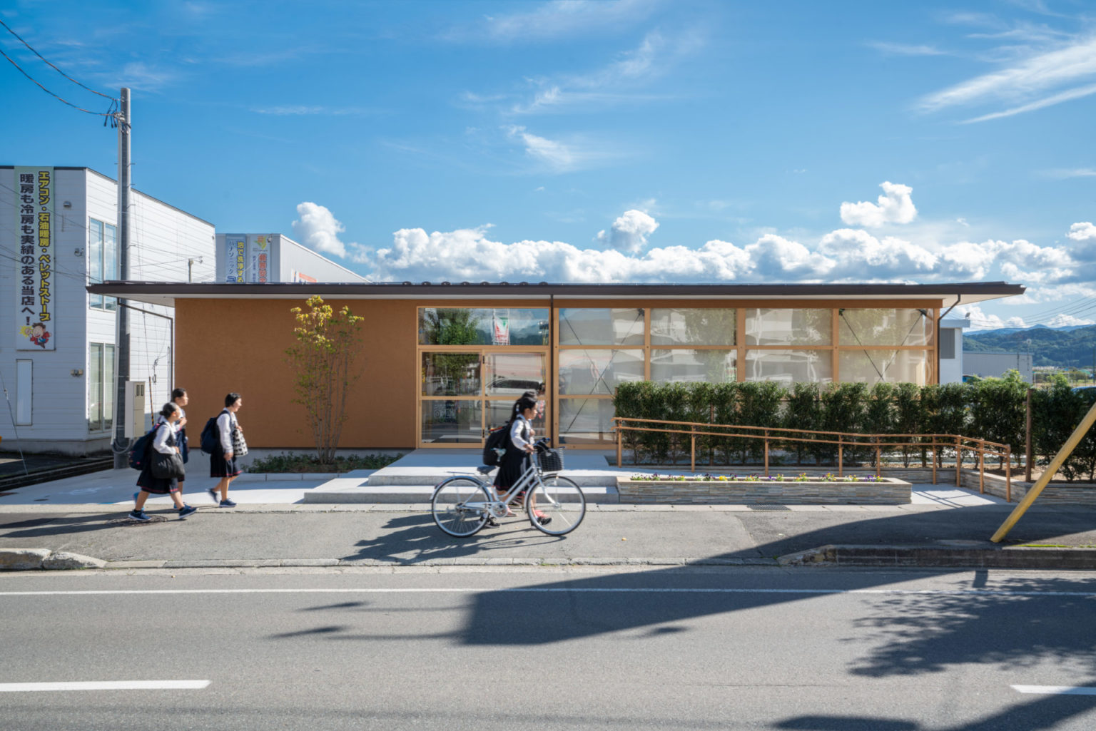 通学風景を含むカフェ建築の正面